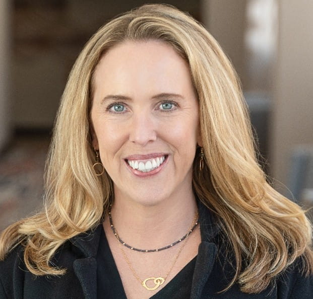 Headshot photo of Amanda Hollinger